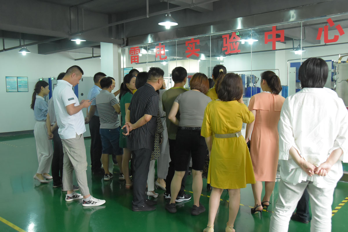 瑞士维多利亚大学MBA15-16班同学莅临AK网页版防雷考察交流